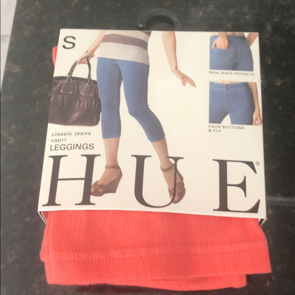 NWT HUE classic Jean Capri leggings. Small